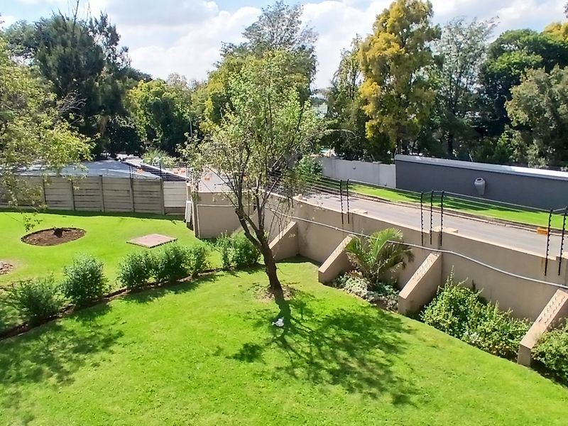 Hidden Gem in Alberante – Stylish Upstairs Living with Space & Serenity - Photo 6