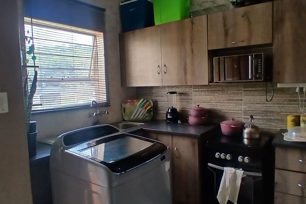 Hidden Gem in Alberante – Stylish Upstairs Living with Space & Serenity - Photo 2