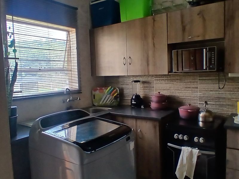 Hidden Gem in Alberante – Stylish Upstairs Living with Space & Serenity - Photo 2