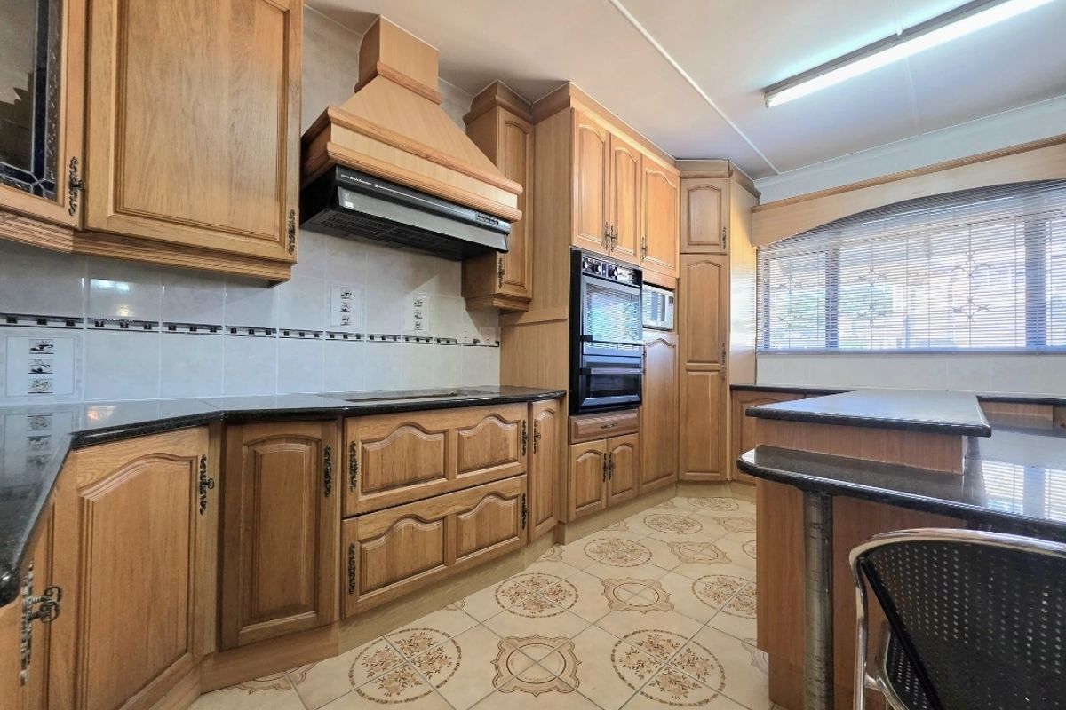 Stunning, Move in Ready 4- Bedroom home with income generating outbuilding!! - Photo 3