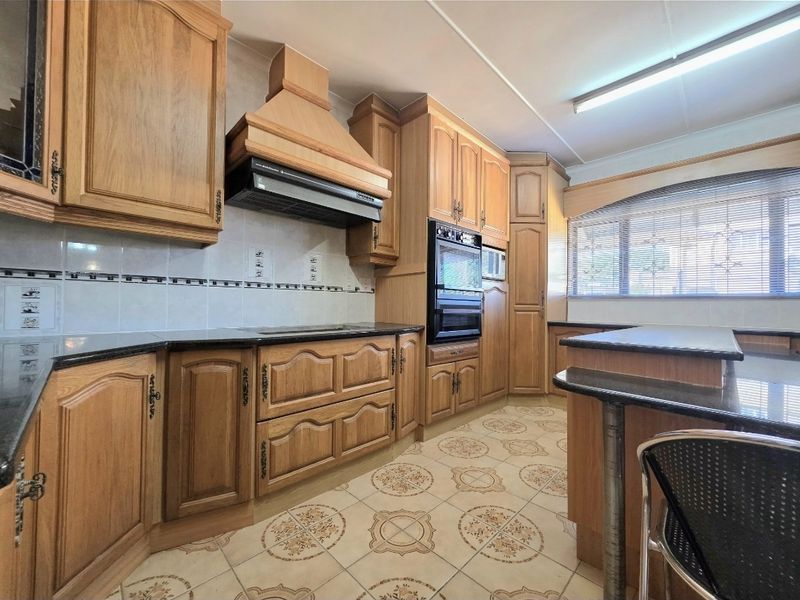 Stunning, Move in Ready 4- Bedroom home with income generating outbuilding!! - Photo 3