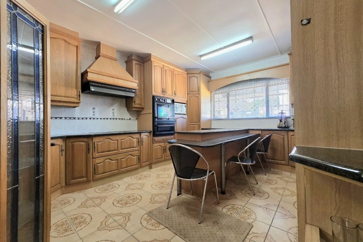 Stunning, Move in Ready 4- Bedroom home with income generating outbuilding!! - Photo 2