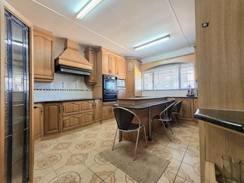 Stunning, Move in Ready 4- Bedroom home with income generating outbuilding!! - Photo 2