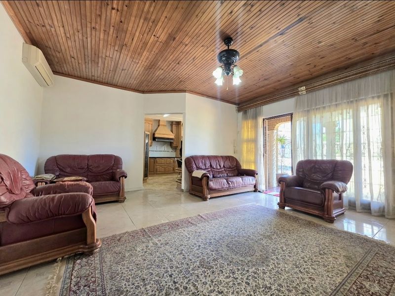 Stunning, Move in Ready 4- Bedroom home with income generating outbuilding!! - Photo 8