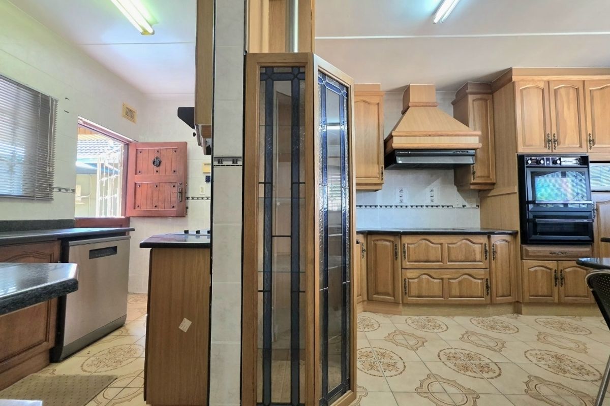 Stunning, Move in Ready 4- Bedroom home with income generating outbuilding!! - Photo 5