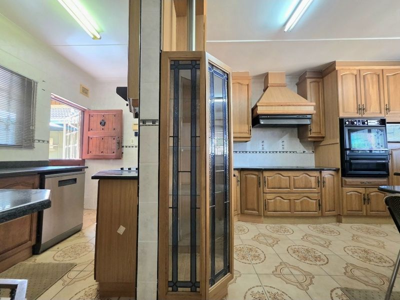 Stunning, Move in Ready 4- Bedroom home with income generating outbuilding!! - Photo 5