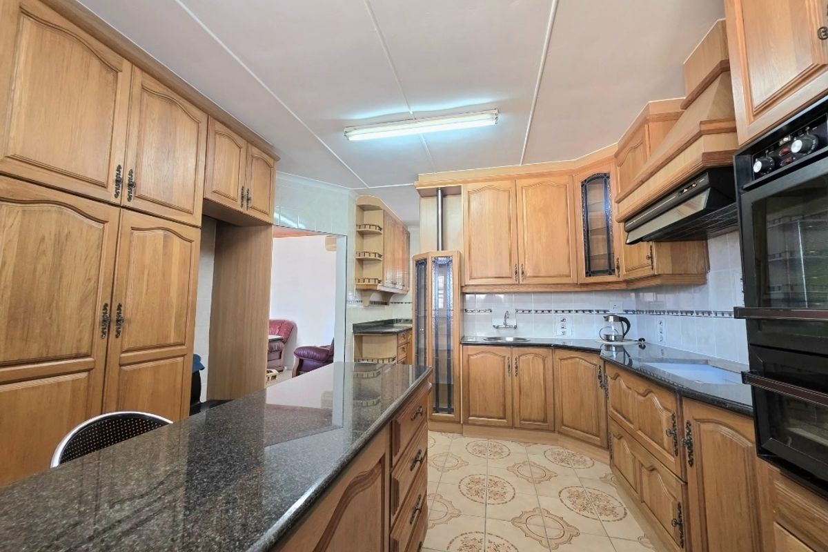 Stunning, Move in Ready 4- Bedroom home with income generating outbuilding!! - Photo 4