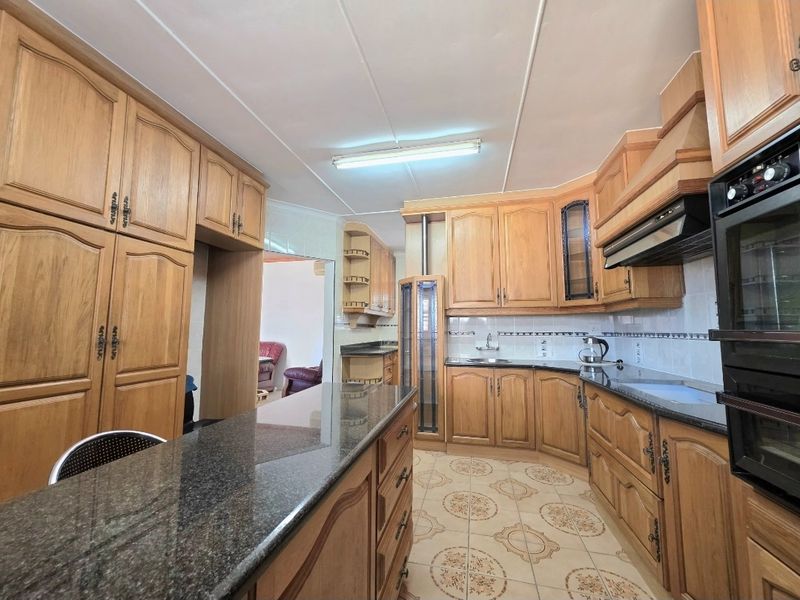 Stunning, Move in Ready 4- Bedroom home with income generating outbuilding!! - Photo 4