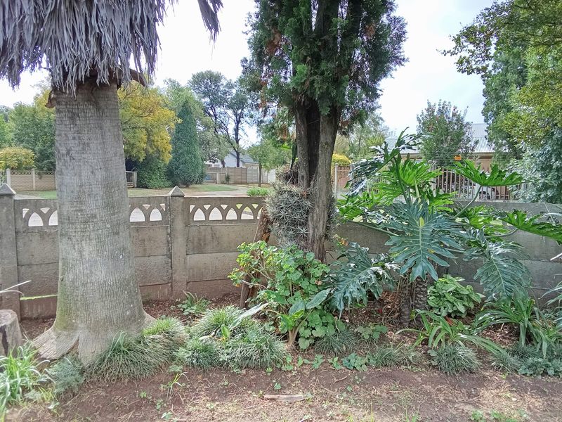 Fixer-Upper Opportunity in the Heart of SE1 – Unlock Its Full Potential - Photo 2