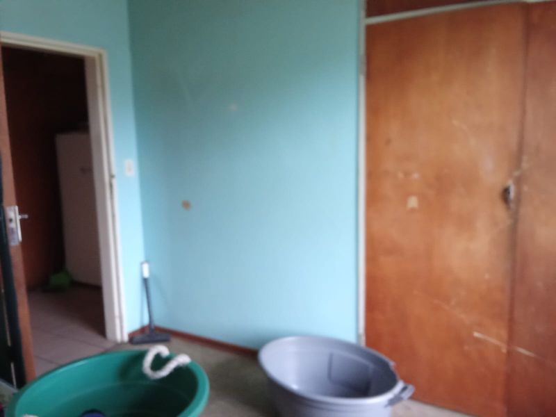 Fixer-Upper Opportunity in the Heart of SE1 – Unlock Its Full Potential - Photo 8