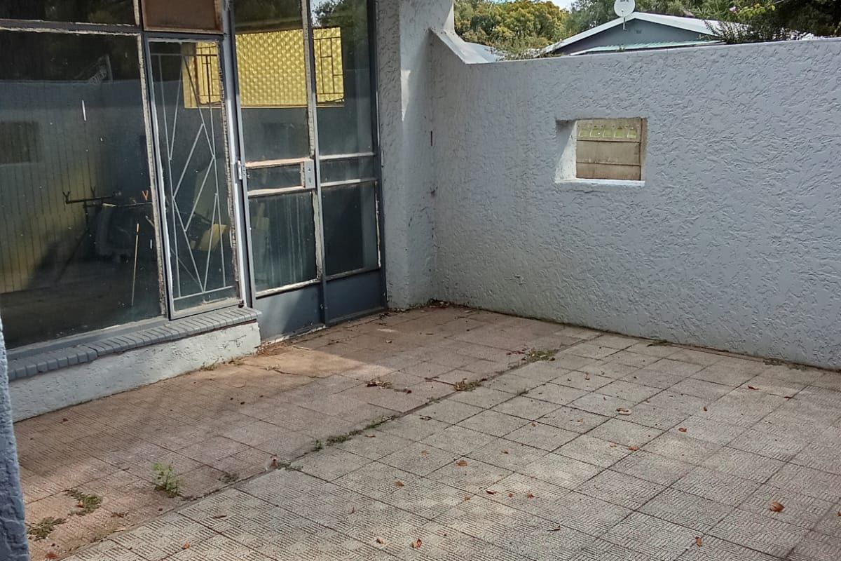 Fixer-Upper Opportunity in the Heart of SE1 – Unlock Its Full Potential - Photo 3