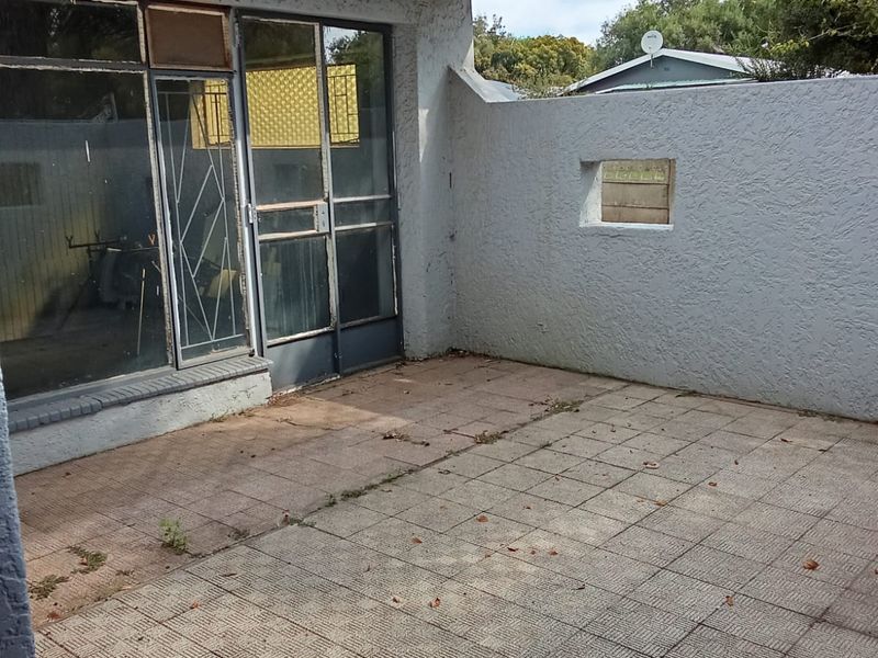 Fixer-Upper Opportunity in the Heart of SE1 – Unlock Its Full Potential - Photo 3