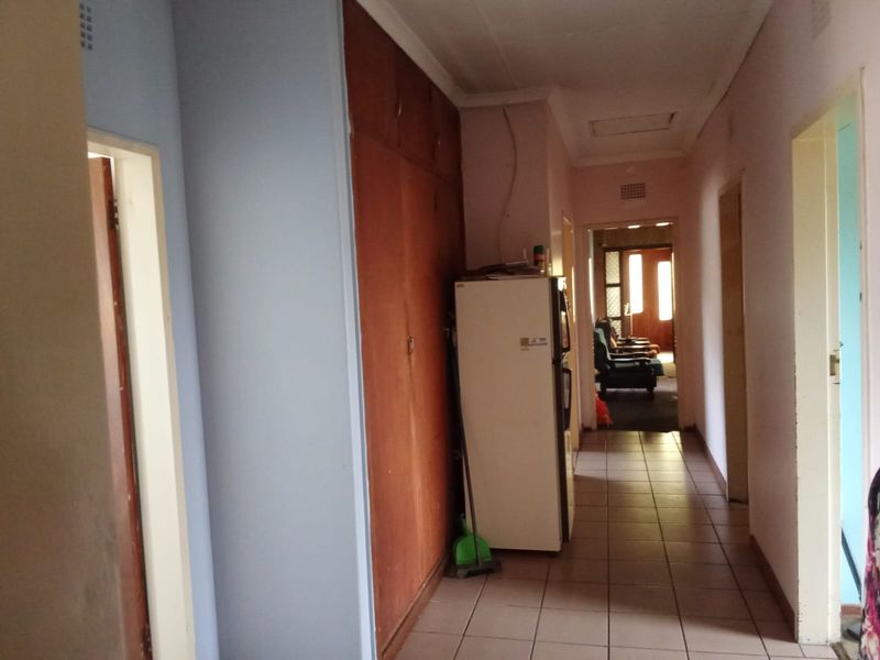 Fixer-Upper Opportunity in the Heart of SE1 – Unlock Its Full Potential - Photo 7