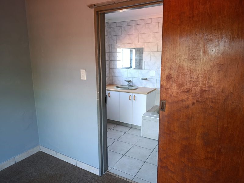 2 Bedroomed spacious apartment to let in Fisherhaven, Hermanus - Photo 8