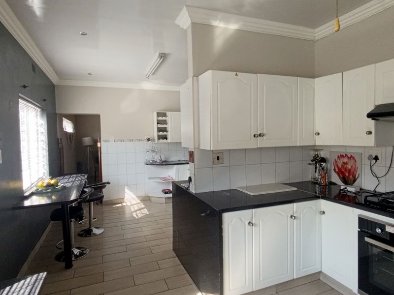 Versatile Family Home Designed for Easy Living and Effortless Entertaining - Photo 3