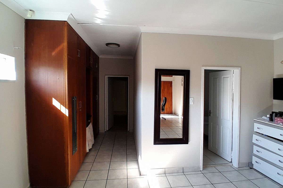 Versatile Family Home Designed for Easy Living and Effortless Entertaining - Photo 4