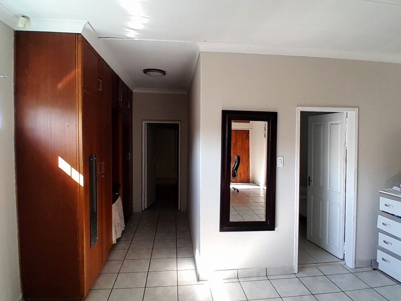 Versatile Family Home Designed for Easy Living and Effortless Entertaining - Photo 4