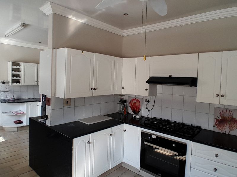 Versatile Family Home Designed for Easy Living and Effortless Entertaining - Photo 10