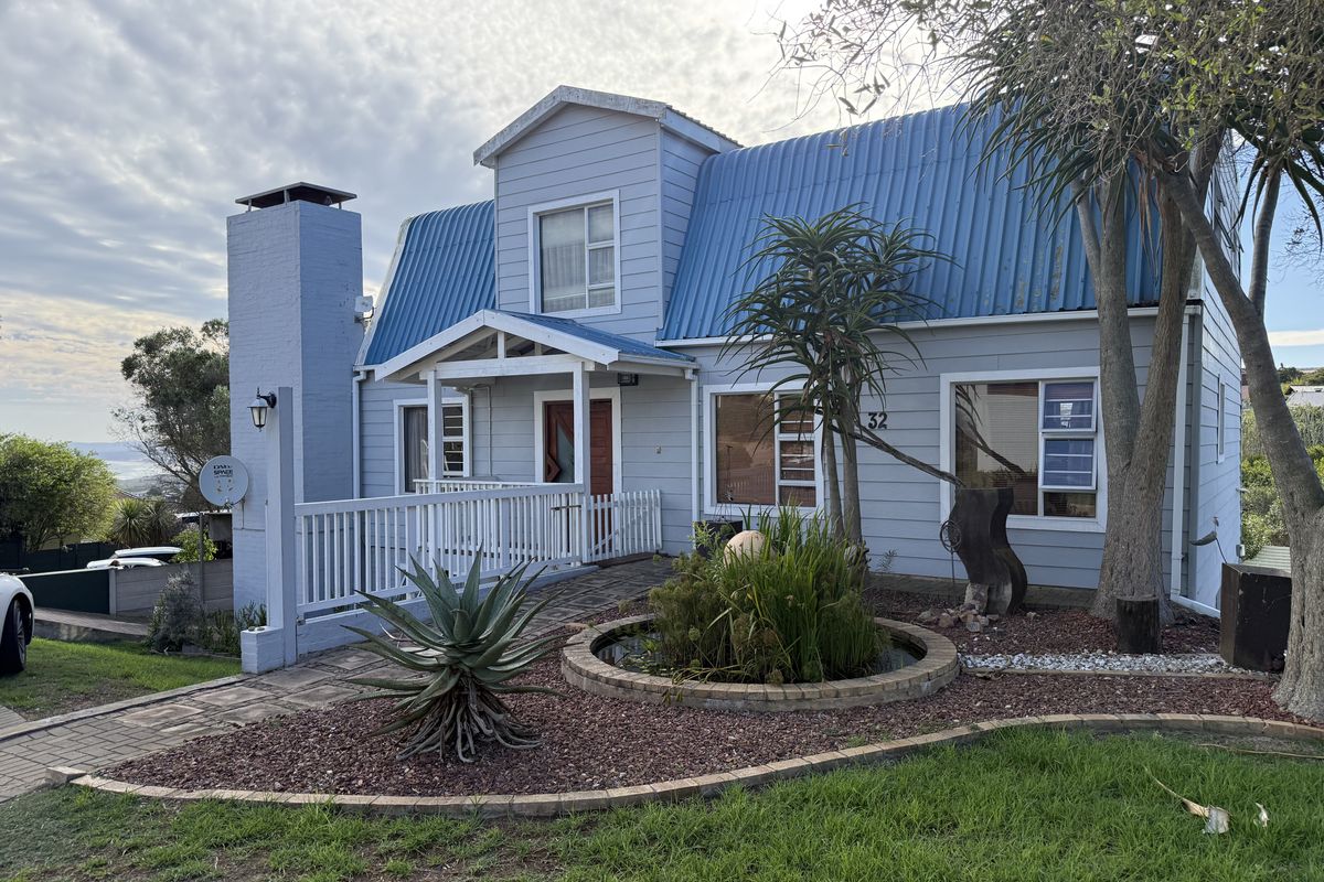 Coastal escape with income potential – Urgent sale in Dana Bay - Photo 2