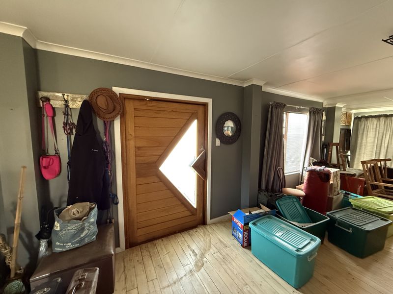 Coastal escape with income potential – Urgent sale in Dana Bay - Photo 6