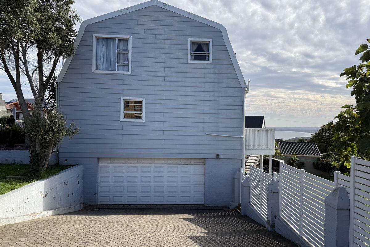 Coastal escape with income potential – Urgent sale in Dana Bay - Photo 3