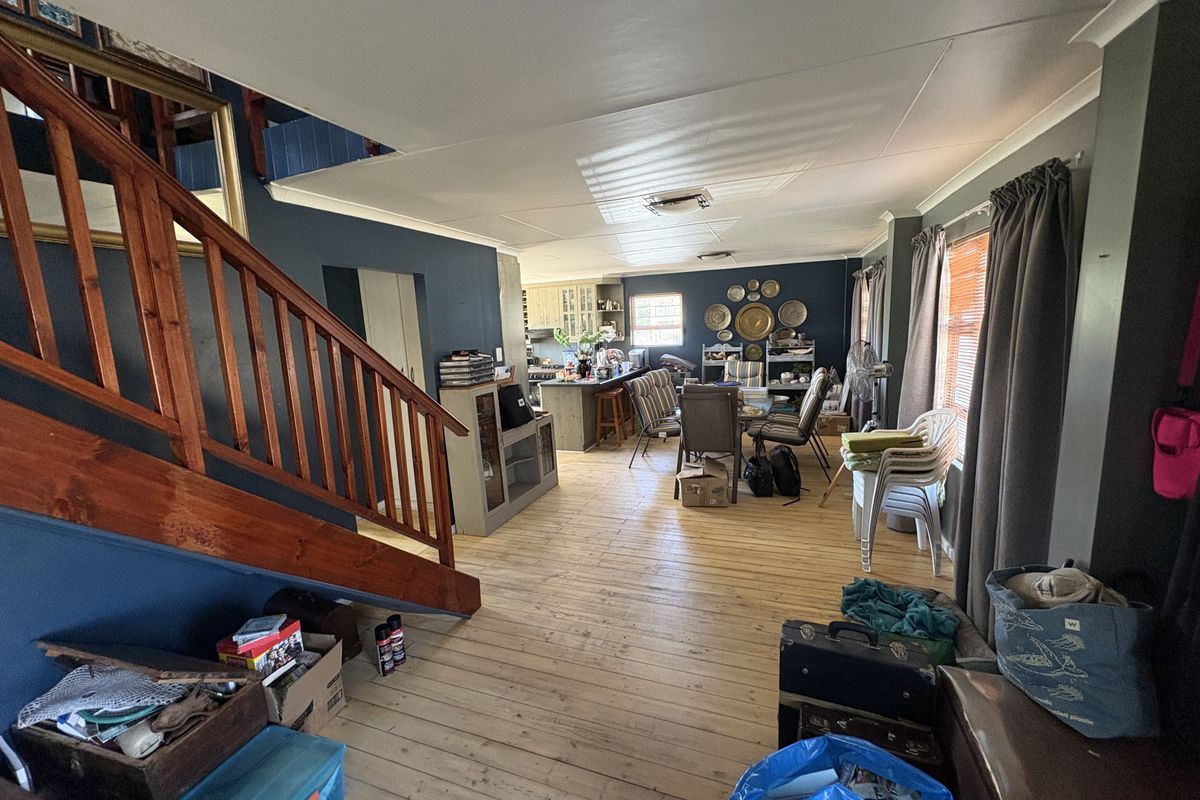 Coastal escape with income potential – Urgent sale in Dana Bay - Photo 5