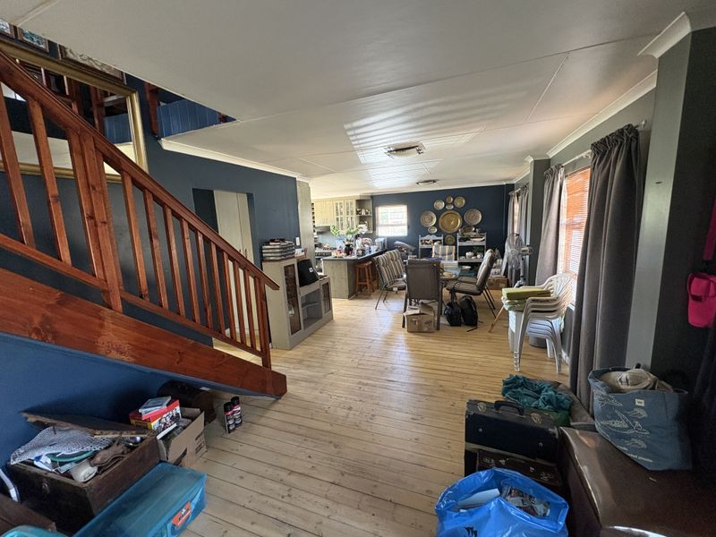 Coastal escape with income potential – Urgent sale in Dana Bay - Photo 5