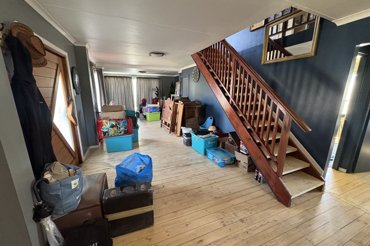 Coastal escape with income potential – Urgent sale in Dana Bay - Photo 4