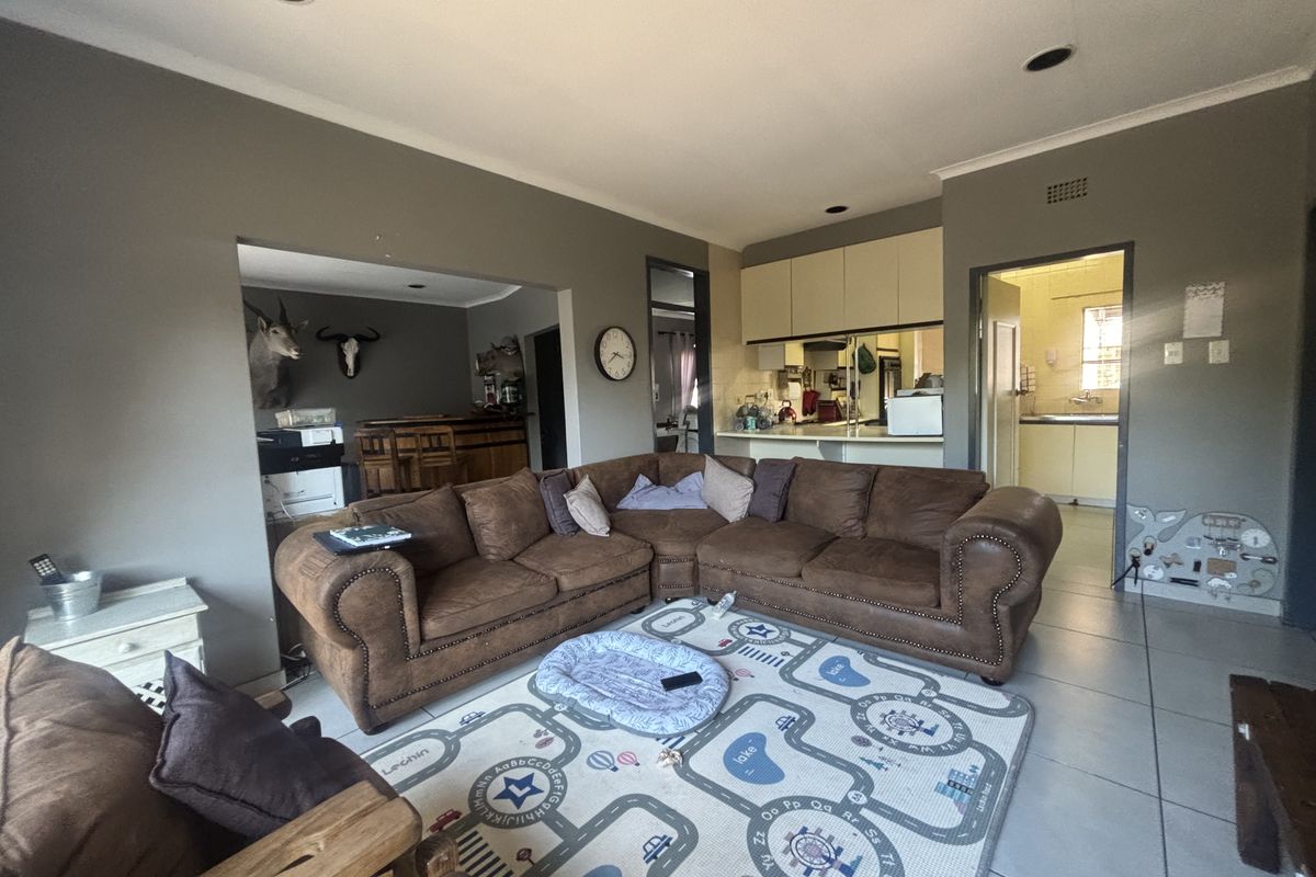 Section Title Town House for Sale - Photo 4