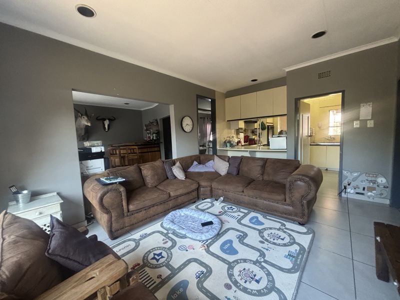 Section Title Town House for Sale - Photo 4