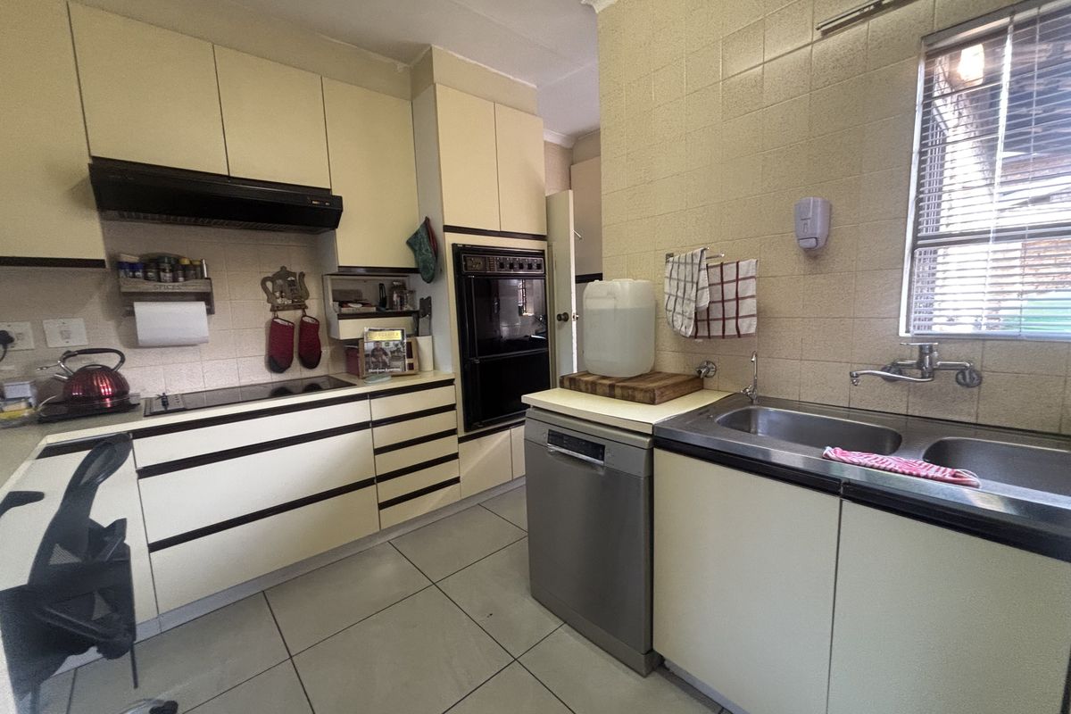 Section Title Town House for Sale - Photo 2