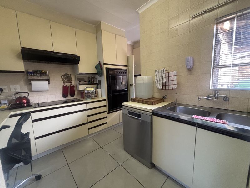 Section Title Town House for Sale - Photo 2