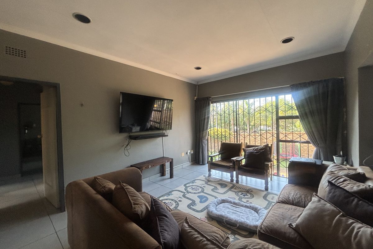 Section Title Town House for Sale - Photo 5