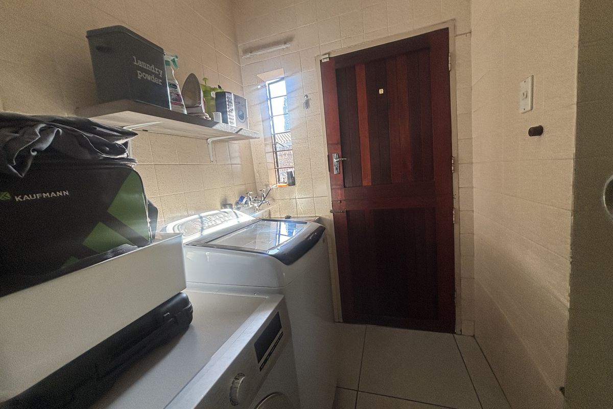 Section Title Town House for Sale - Photo 3