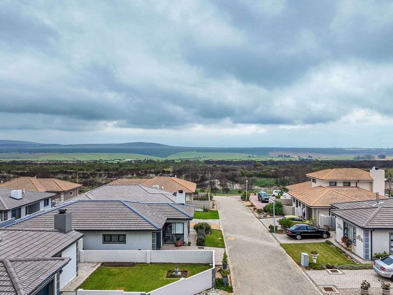 Secure coastal living meets everyday comfort - Photo 6