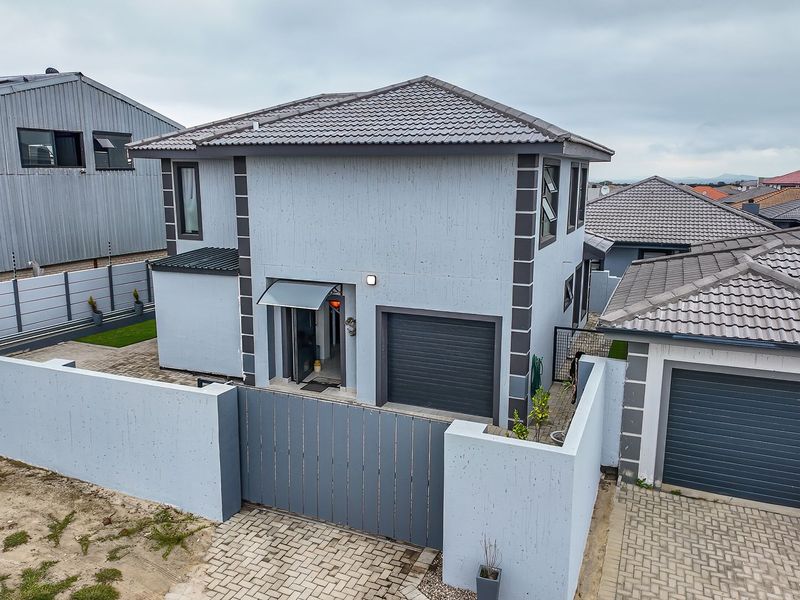 Secure coastal living meets everyday comfort - Photo 2