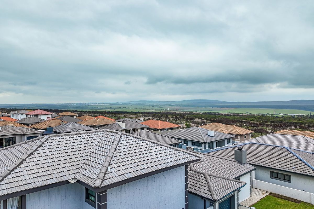 Secure coastal living meets everyday comfort - Photo 5