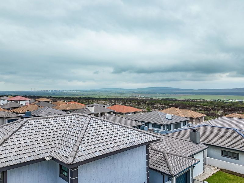 Secure coastal living meets everyday comfort - Photo 5