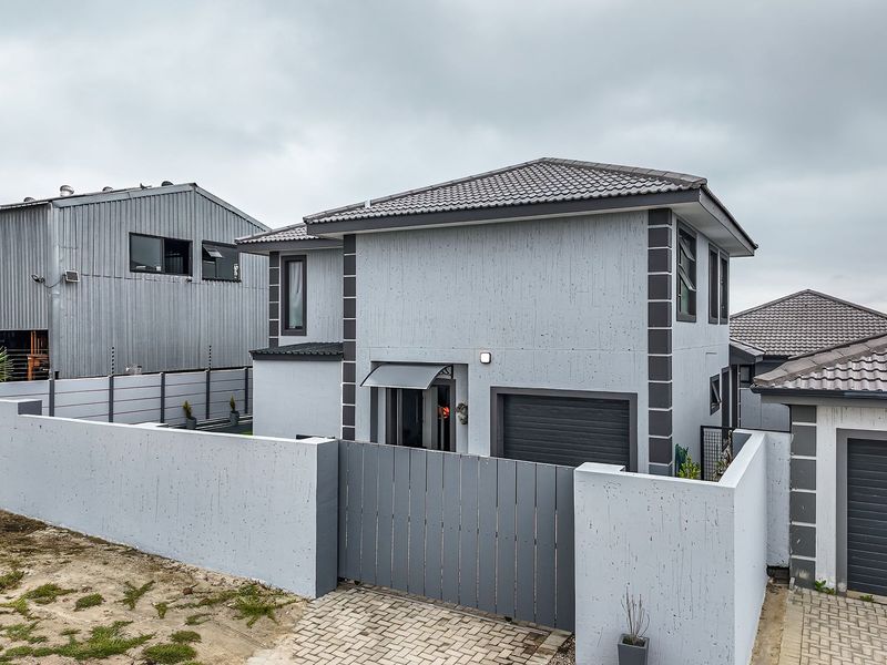 Secure coastal living meets everyday comfort - Photo 8