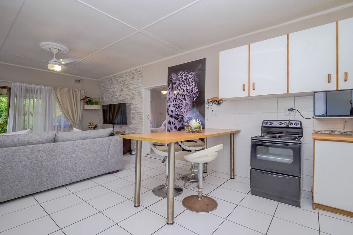 Charming Garden Cottage for Rent - Photo 2