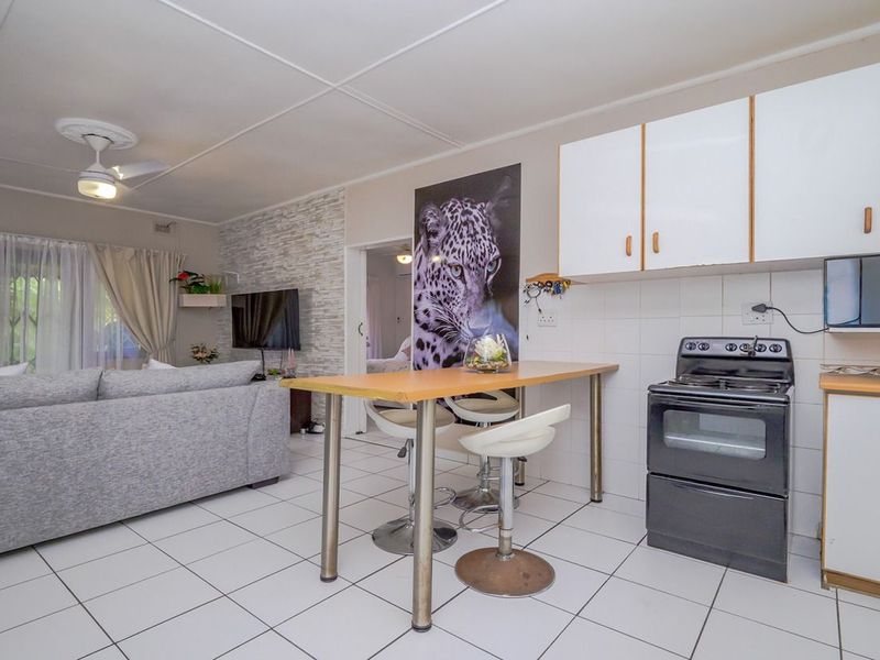 Charming Garden Cottage for Rent - Photo 2