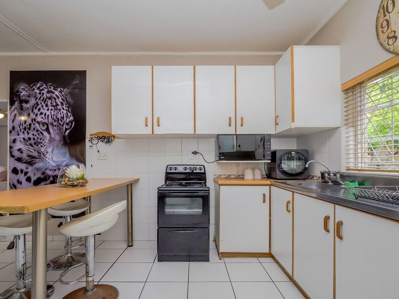 Charming Garden Cottage for Rent - Photo 3