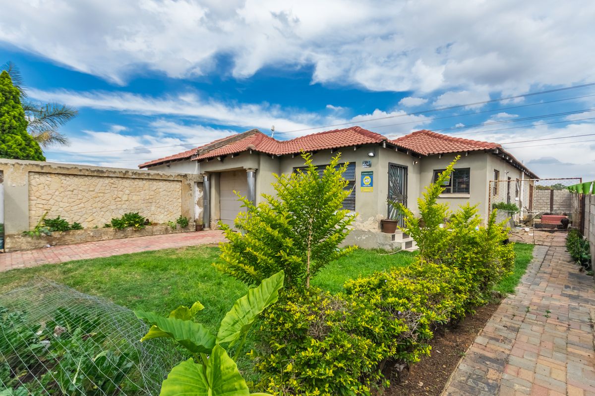 Neat 3 Bedroom Home For Sale in Goudrand, Roodpoort - Photo 2