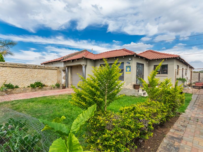 Neat 3 Bedroom Home For Sale in Goudrand, Roodpoort - Photo 2