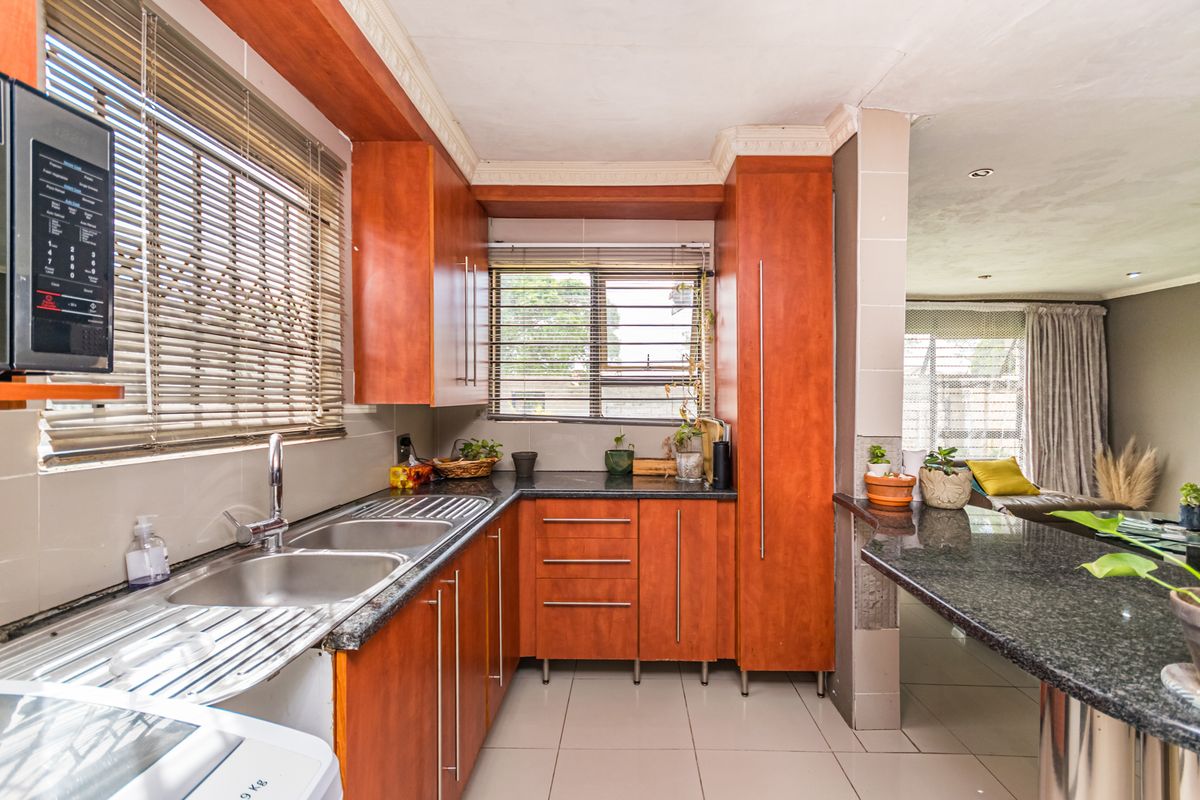 Neat 3 Bedroom Home For Sale in Goudrand, Roodpoort - Photo 3