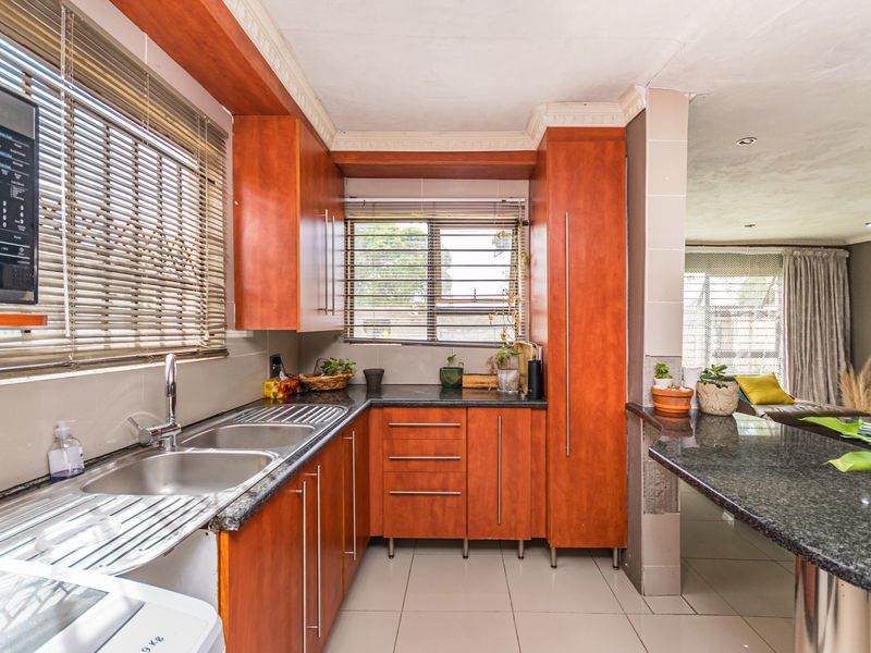 Neat 3 Bedroom Home For Sale in Goudrand, Roodpoort - Photo 3