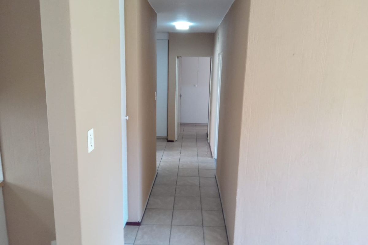 Charming ground floor apartment overlooking parkland. - Photo 4