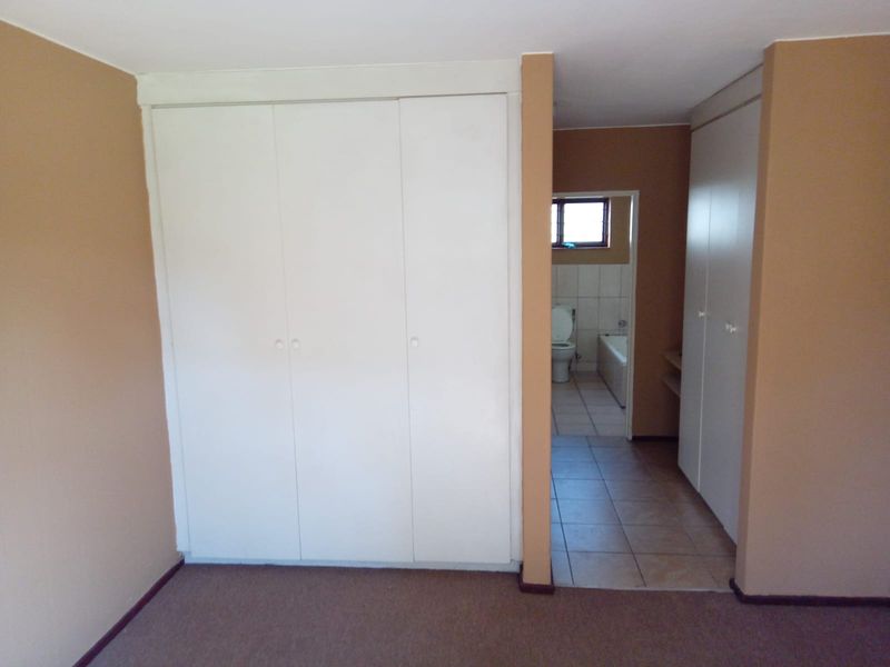 Charming ground floor apartment overlooking parkland. - Photo 9