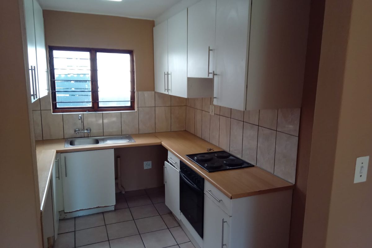 Charming ground floor apartment overlooking parkland. - Photo 3