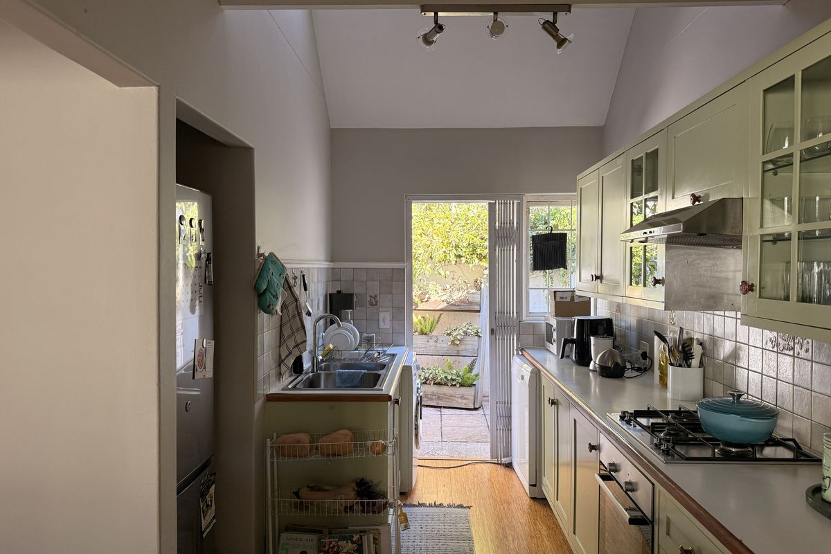 Well-presented 3-Bedroom Townhouse in Upper Wynberg – Ideal Family Living - Photo 5